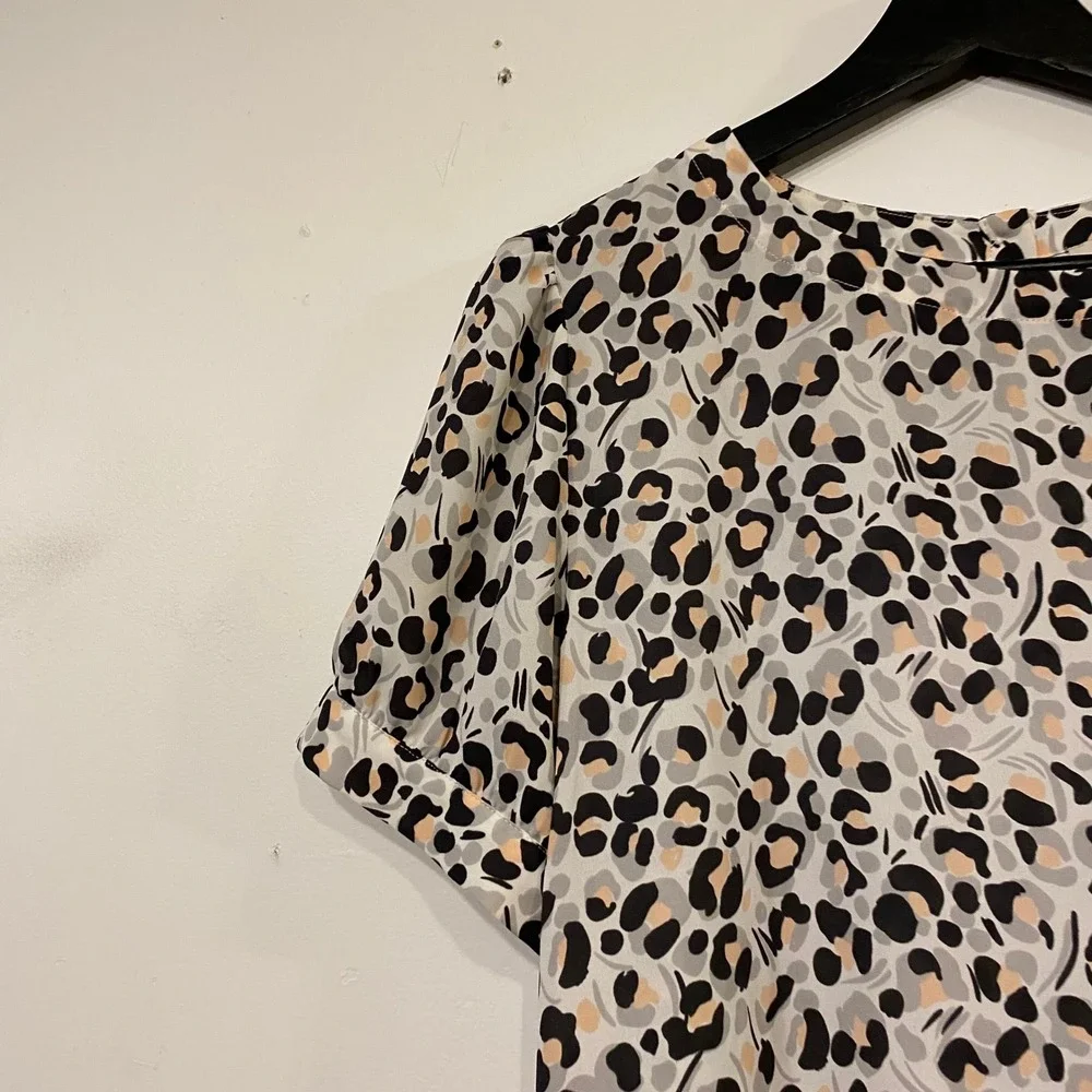 LOFT Womens Leopard Print Short Sleeve Button Back Blouse Grey Peach Medium